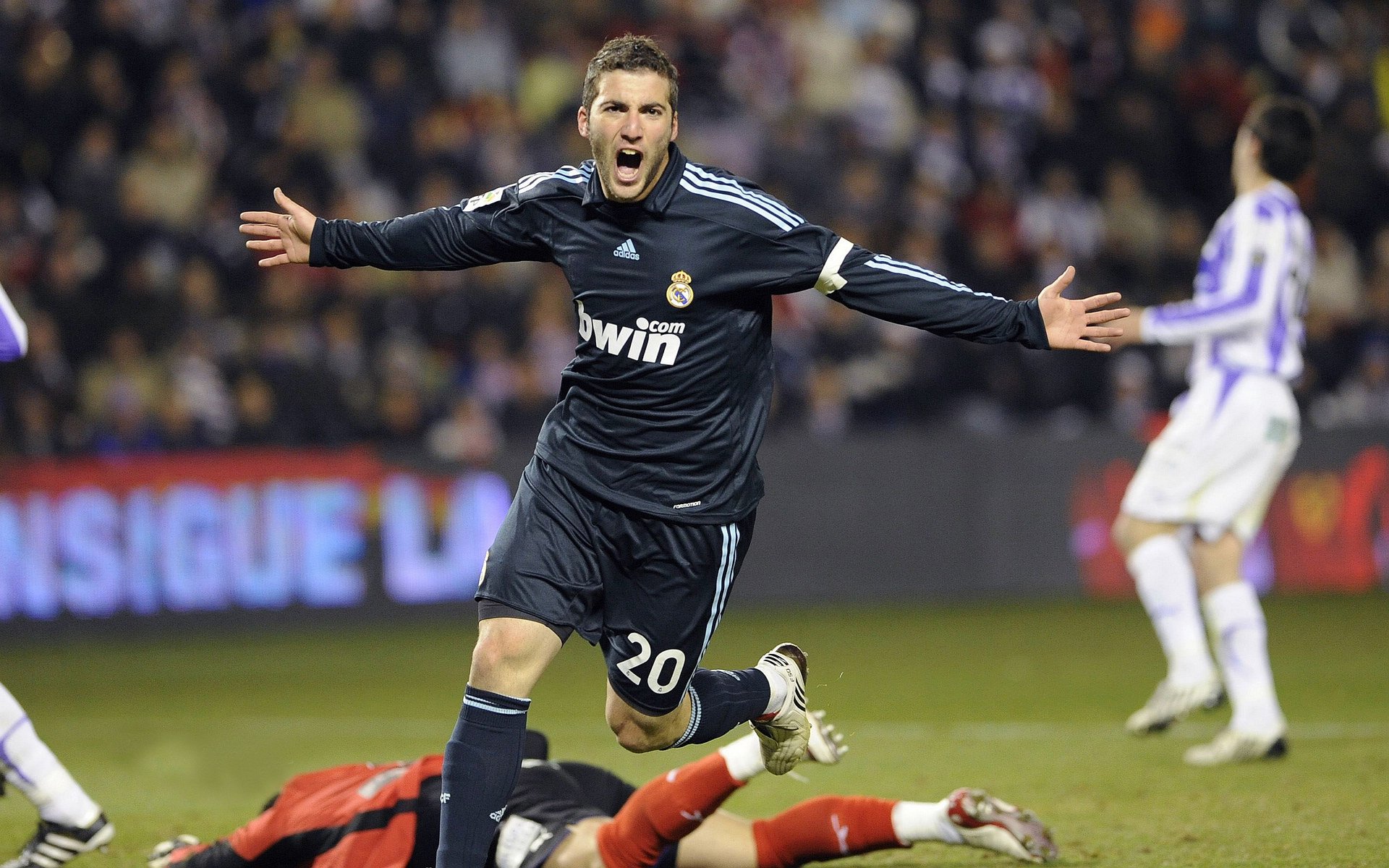 意甲球员表现出色，精彩进球和精彩扑救引领比赛高潮，意甲经典比赛